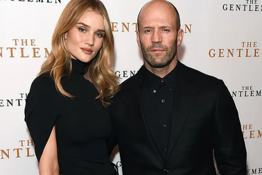 "Người vận chuyển" đẹp đôi bên bạn gái kém 20 tuổi