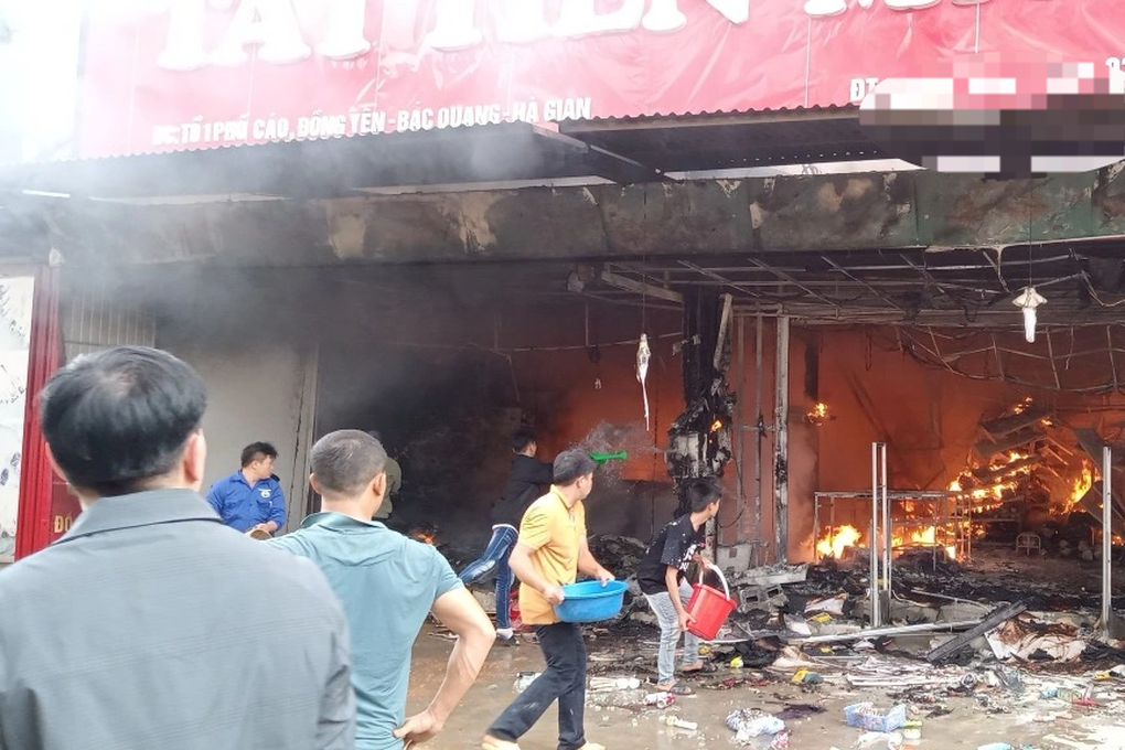 Siêu thị bốc cháy ngùn ngụt ở Hà Giang - 1 Siêu thị bốc cháy ngùn ngụt ở Hà Giang - 1
