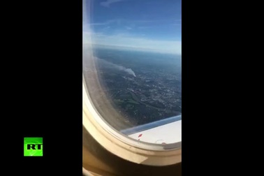 Cảnh tòa tháp 24 tầng bốc cháy nhìn từ máy bay