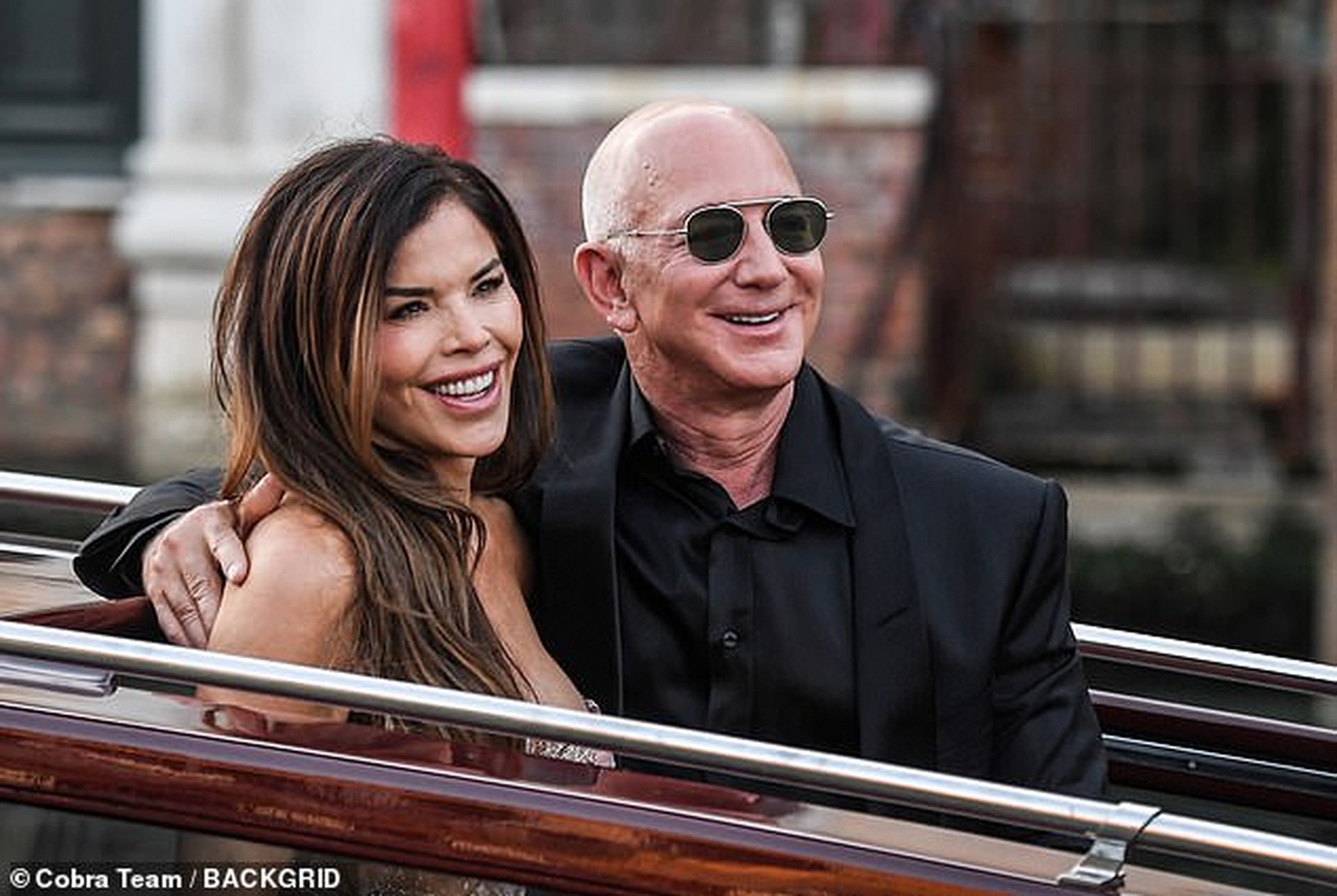 Vợ chồng tỷ phú Jeff Bezos và dàn khách mời toàn sao rời Italy sau đám cưới - 3 Vợ chồng tỷ phú Jeff Bezos và dàn khách mời toàn sao rời Italy sau đám cưới - 3
