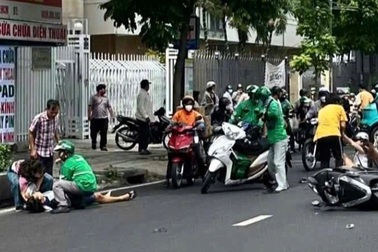Nhiều người bị thương sau va chạm với taxi ở TPHCM