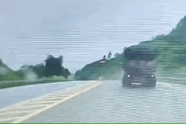 Đè vạch vượt ẩu, xe con bay lộn vòng trên đường cao tốc Nội Bài - Lào Cai