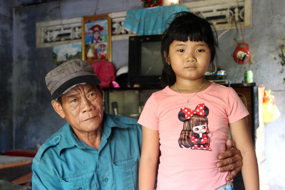 Thương người đàn ông gầy nhất vùng trong ngôi nhà 4 mảnh đời nghèo bền vững - 5 Thương người đàn ông gầy nhất vùng trong ngôi nhà 4 mảnh đời nghèo bền vững - 5