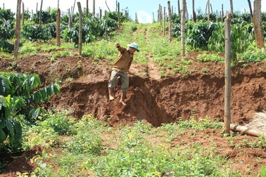 Lại xuất hiện sụt lún gần hồ bùn đỏ Nhà máy Alumin Nhân Cơ
