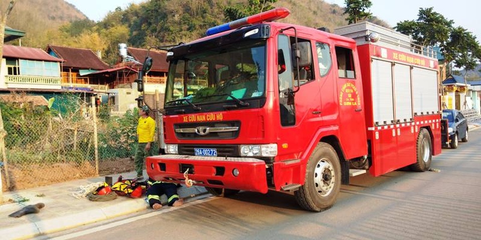 Giải cứu 4 người đi tìm vàng mắc kẹt trong hang đá - 1 Giải cứu 4 người đi tìm vàng mắc kẹt trong hang đá - 1
