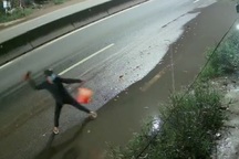 Sau 20 phút bị truy đuổi, trộm quay lại tấn công... gia chủ!