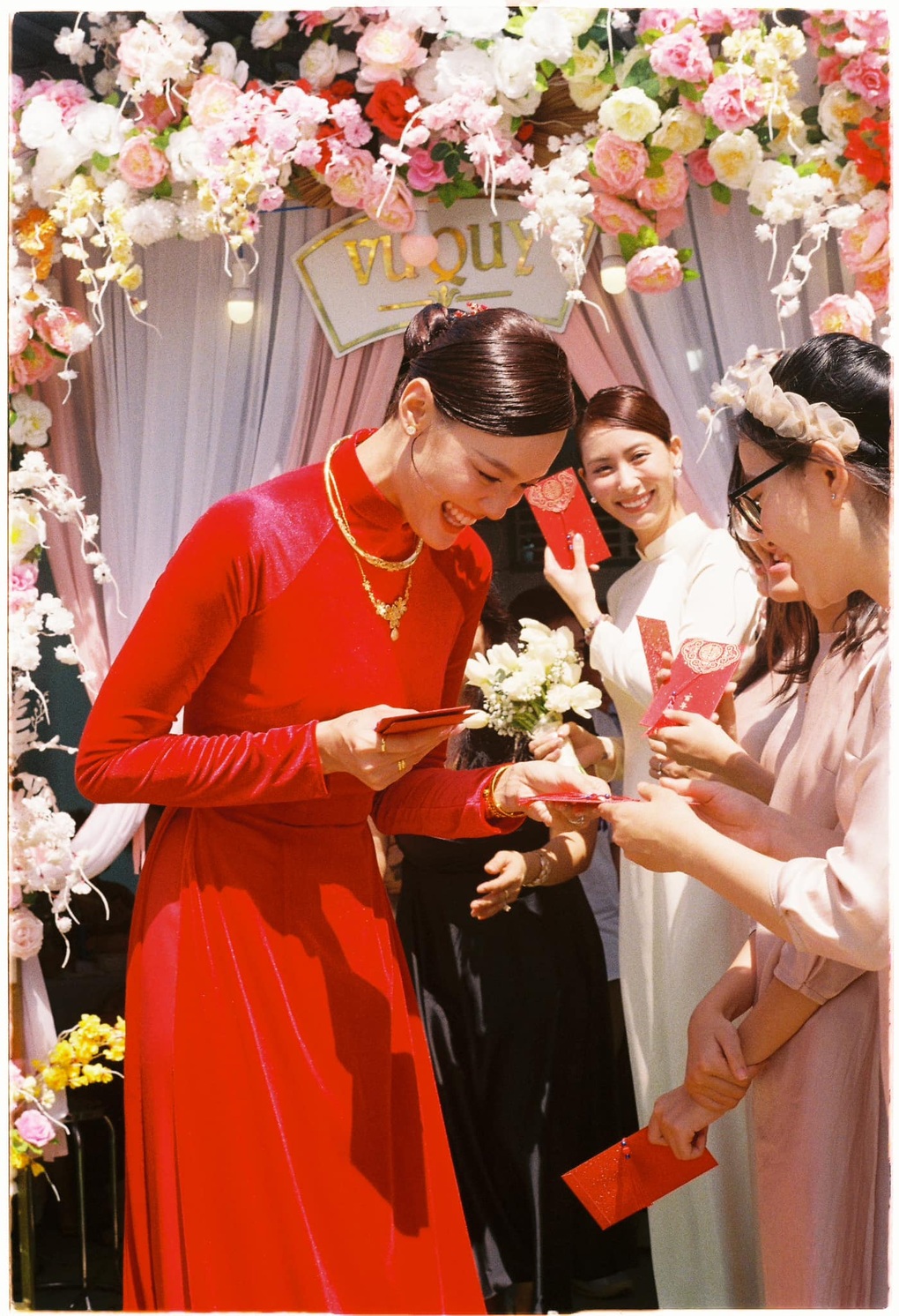 Lê Thanh Thảo rạng rỡ ngày cưới, quen chồng nhờ quẹt ứng dụng hẹn hò - 5 Lê Thanh Thảo rạng rỡ ngày cưới, quen chồng nhờ quẹt ứng dụng hẹn hò - 5
