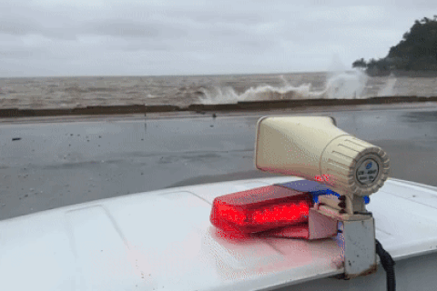 Sóng biển Đồ Sơn cao 8m, xe cảnh sát hú còi nhắc dân "về nơi an toàn"