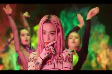 Hoàng Thùy Linh hát "Kẻ cắp gặp bà già"