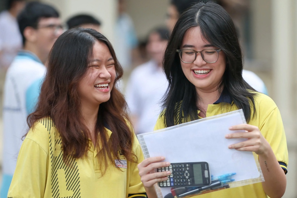 Gợi ý đáp án môn văn tốt nghiệp THPT 2025 theo chương trình cũ - 1 Gợi ý đáp án môn văn tốt nghiệp THPT 2025 theo chương trình cũ - 1