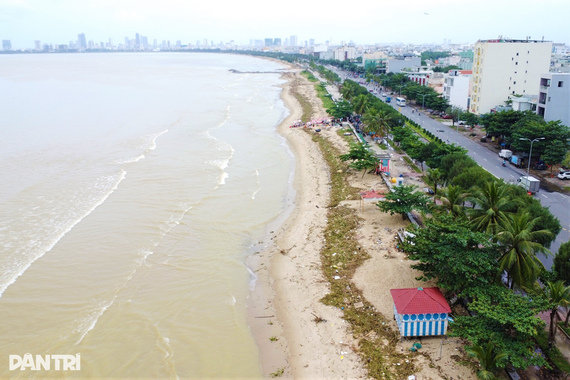 Hình ảnh bờ biển Đà Nẵng khác lạ sau mưa lũ - 2