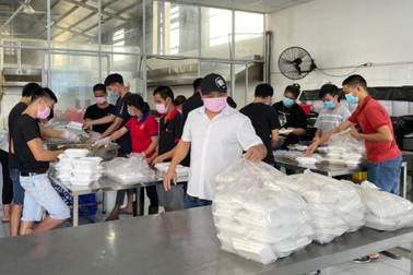 Vị giám đốc "xắn tay áo" vào bếp "nấu cơm 0 đồng" giữa mùa dịch