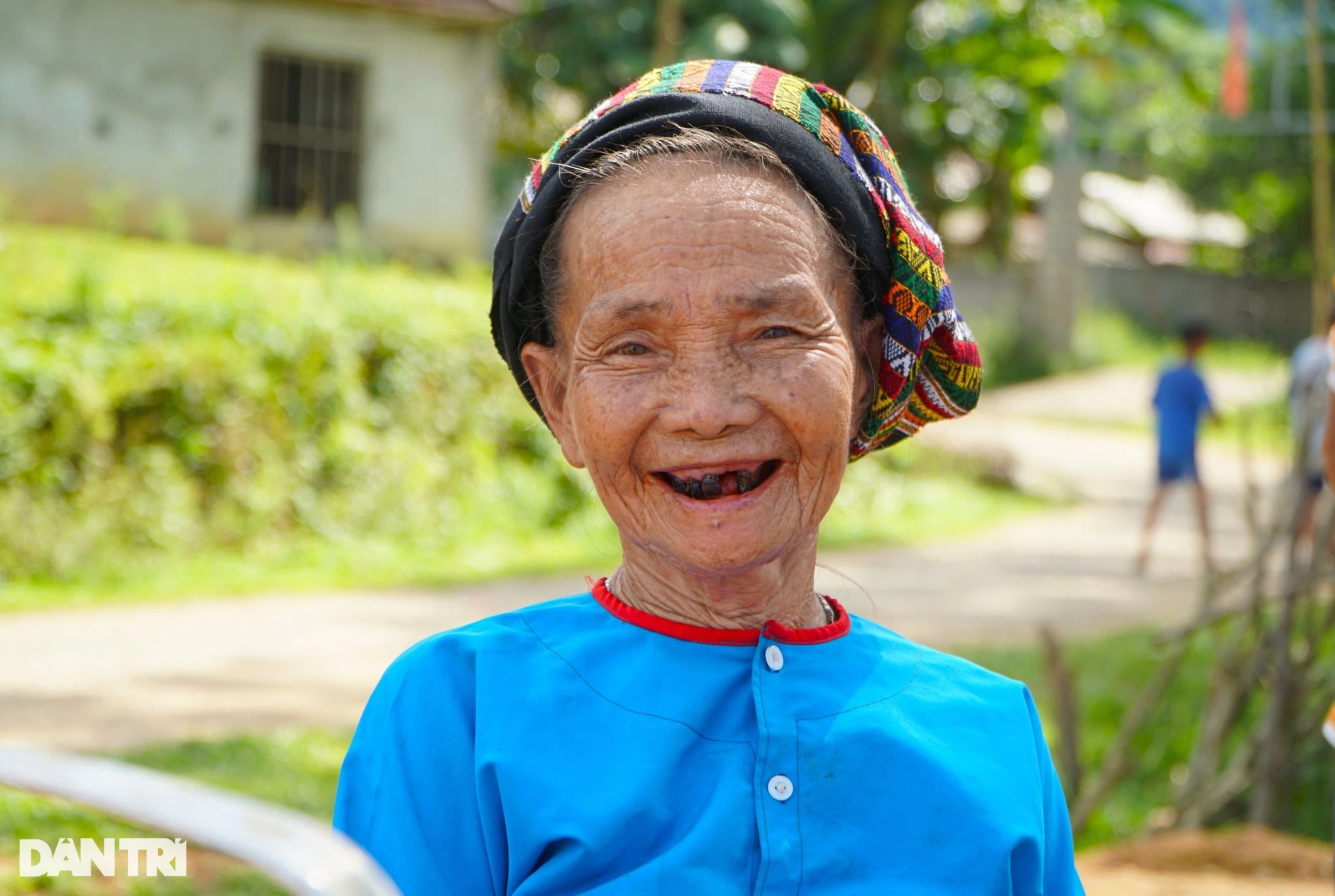 Cụ bà 76 tuổi vui mừng trong lễ khởi công xây nhà mới
