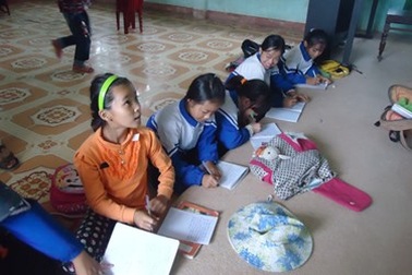 Oái ăm, trường đạt chuẩn quốc gia dù lấy bục giảng làm bàn