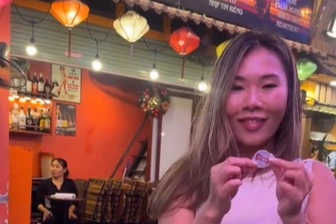 Hành vi gây tranh cãi của khách Mỹ ở phố đường tàu Hà Nội