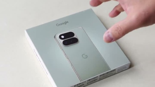 Mở hộp điện thoại gập Pixel 11 Pro Fold mới ra mắt của Google
