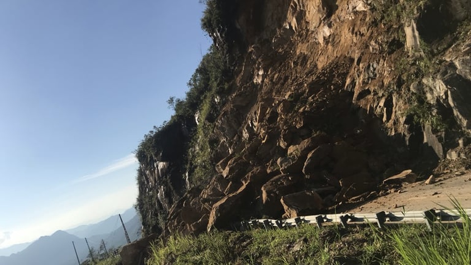 Sạt lở 11.000 m3 đất đá, đường vào huyện Sìn Hồ tê liệt - 2 Sạt lở 11.000 m3 đất đá, đường vào huyện Sìn Hồ tê liệt - 2