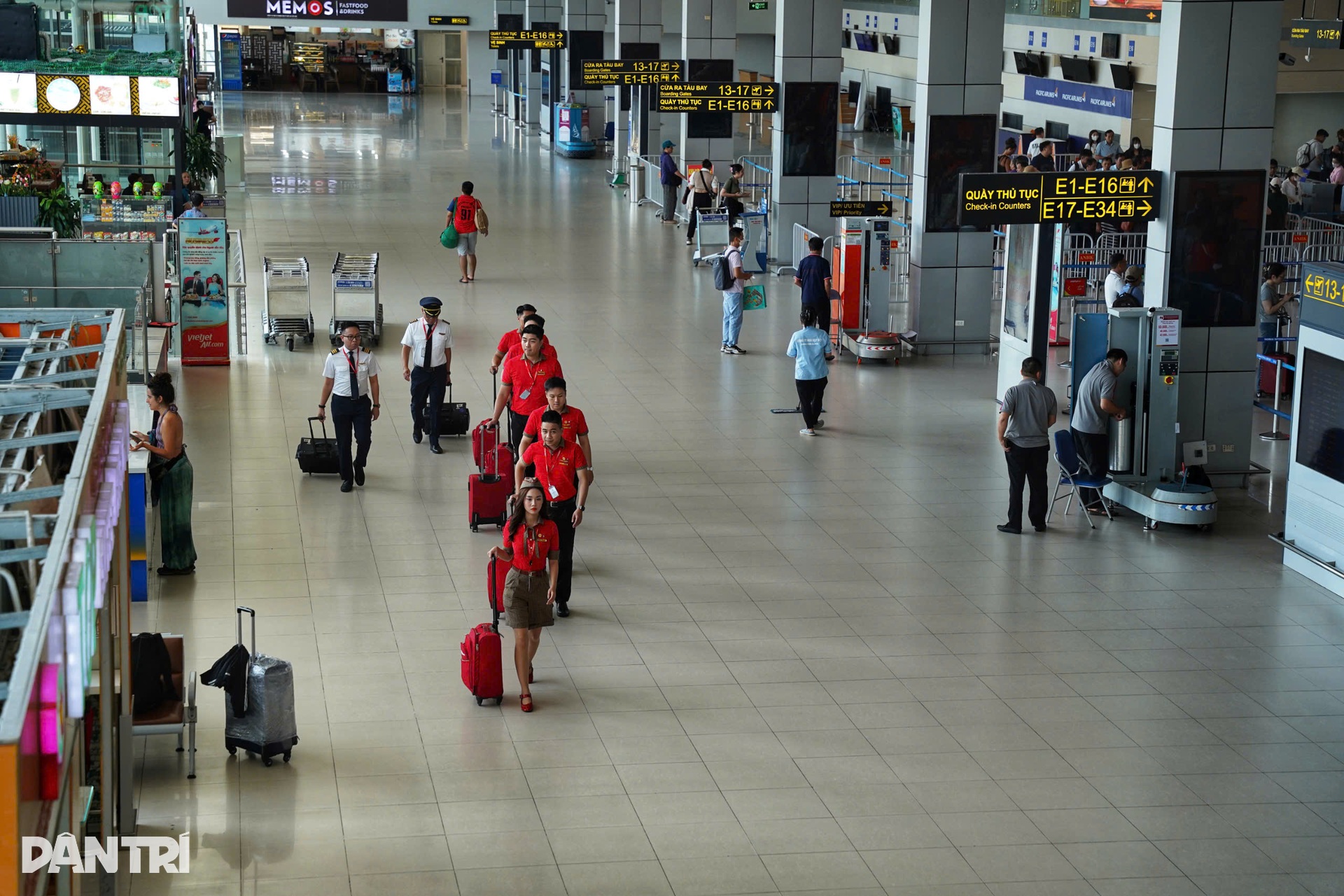 Dòng người đổ về sân bay Nội Bài trước nghỉ lễ - 10 Dòng người đổ về sân bay Nội Bài trước nghỉ lễ - 10