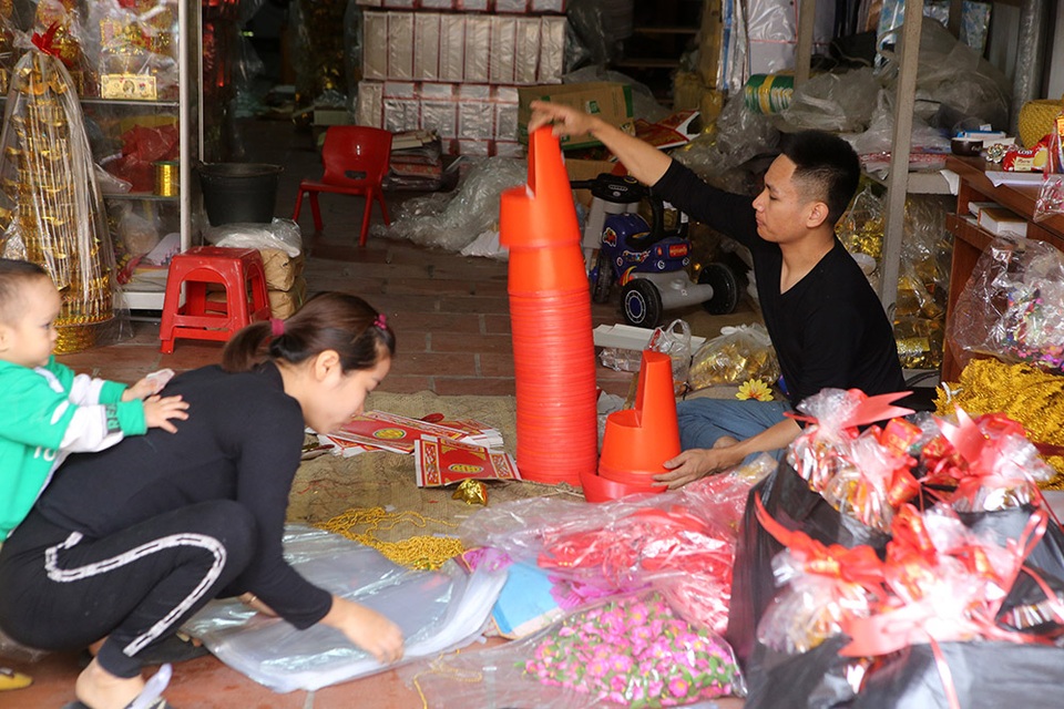 Thủ phủ vàng mã nhộn nhịp dịp tết ông Công ông Táo - 6 Thủ phủ vàng mã nhộn nhịp dịp tết ông Công ông Táo - 6