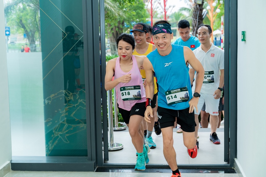 Hàng trăm người chinh phục giải chạy cầu thang bộ TechnoPark Vertical Run 2023 - 2 Hàng trăm người chinh phục giải chạy cầu thang bộ TechnoPark Vertical Run 2023 - 2
