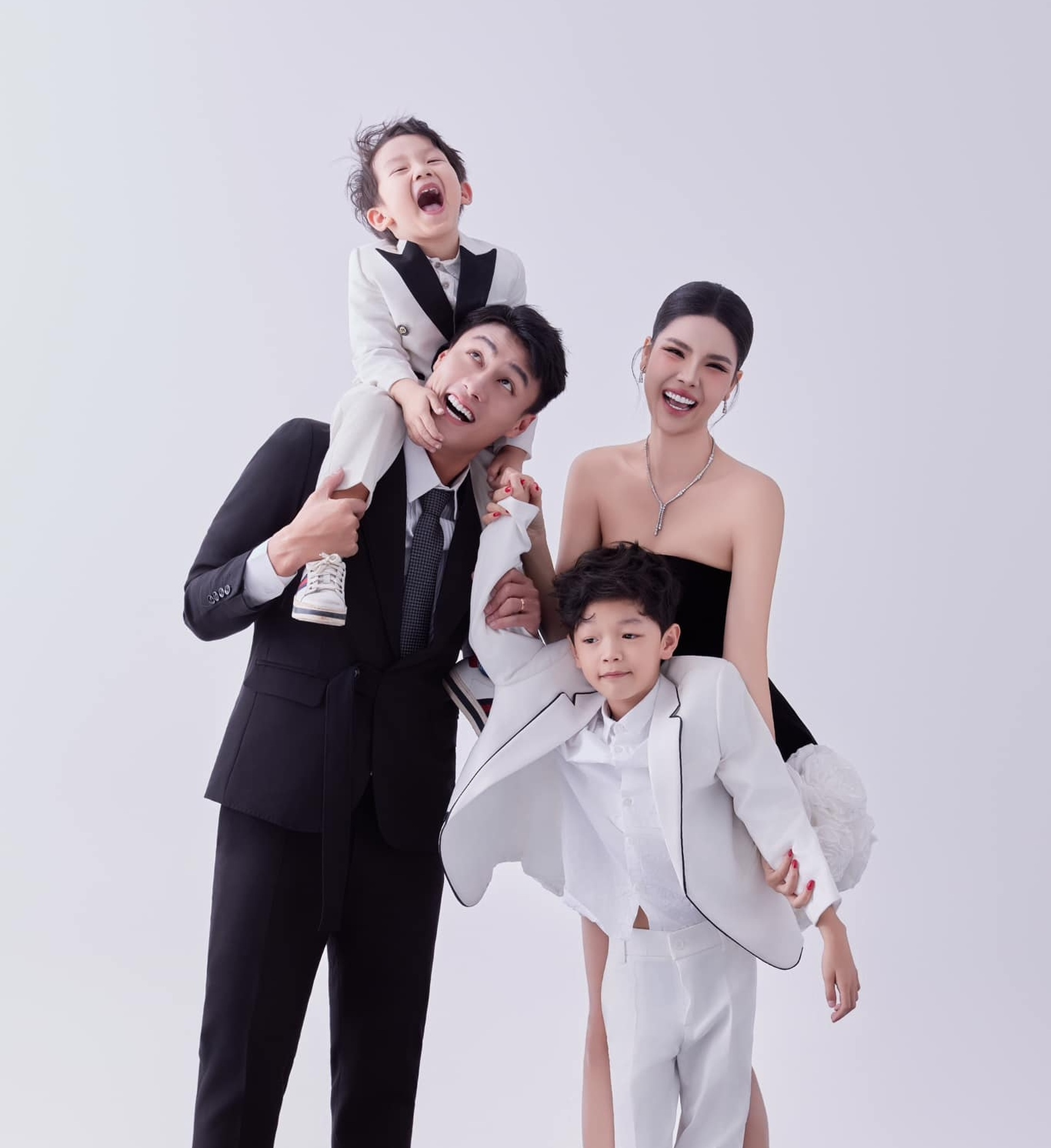 Hôn nhân vượt thị phi của cầu thủ Mạc Hồng Quân và người mẫu cao 1,78m - 4