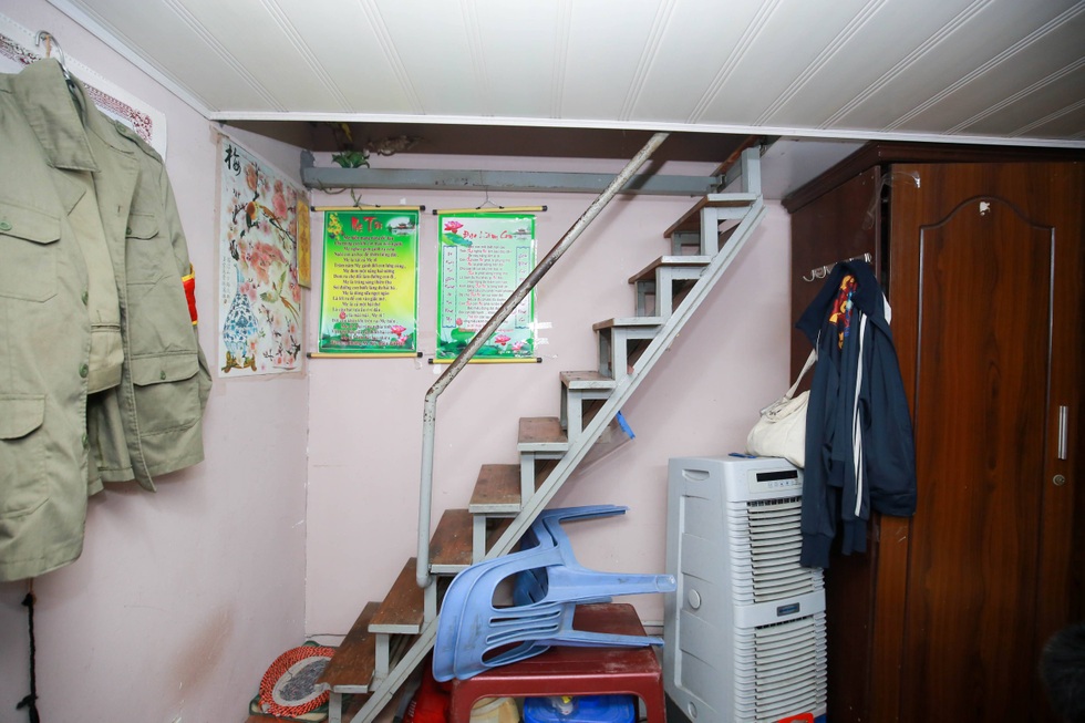 Một đêm trong nhà đất vàng 16m2 ở Hà Nội: 70 người chung một nhà vệ sinh - 7 Một đêm trong nhà đất vàng 16m2 ở Hà Nội: 70 người chung một nhà vệ sinh - 7