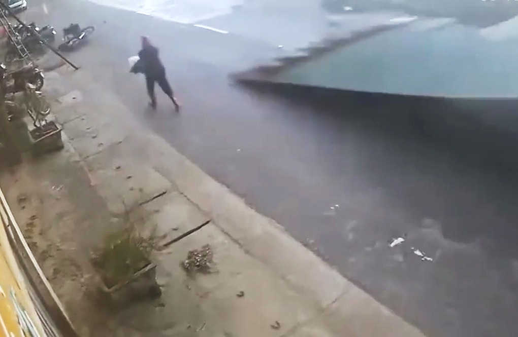 Nhiều người đi đường ở Nghệ An suýt bị mái tôn lao thẳng vào - 1 Nhiều người đi đường ở Nghệ An suýt bị mái tôn lao thẳng vào - 1