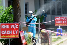 Thiếu niên 15 tuổi tình nguyện tham gia đội khử khuẩn đường phố ở Sài Gòn