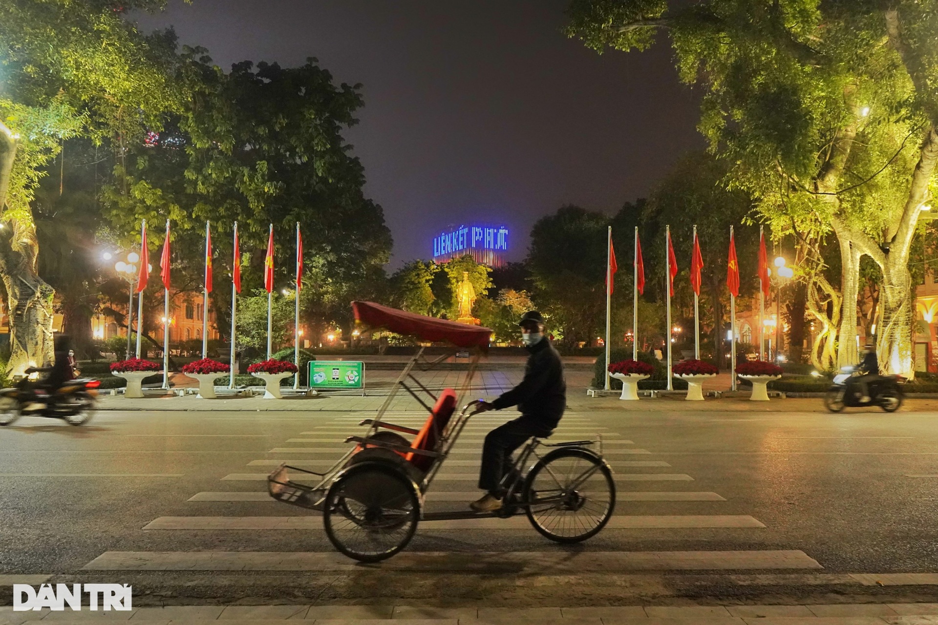 Đường phố Hà Nội vắng vẻ khác lạ đêm giao thừa đón chào năm mới 2022 - 7 Đường phố Hà Nội vắng vẻ khác lạ đêm giao thừa đón chào năm mới 2022 - 7