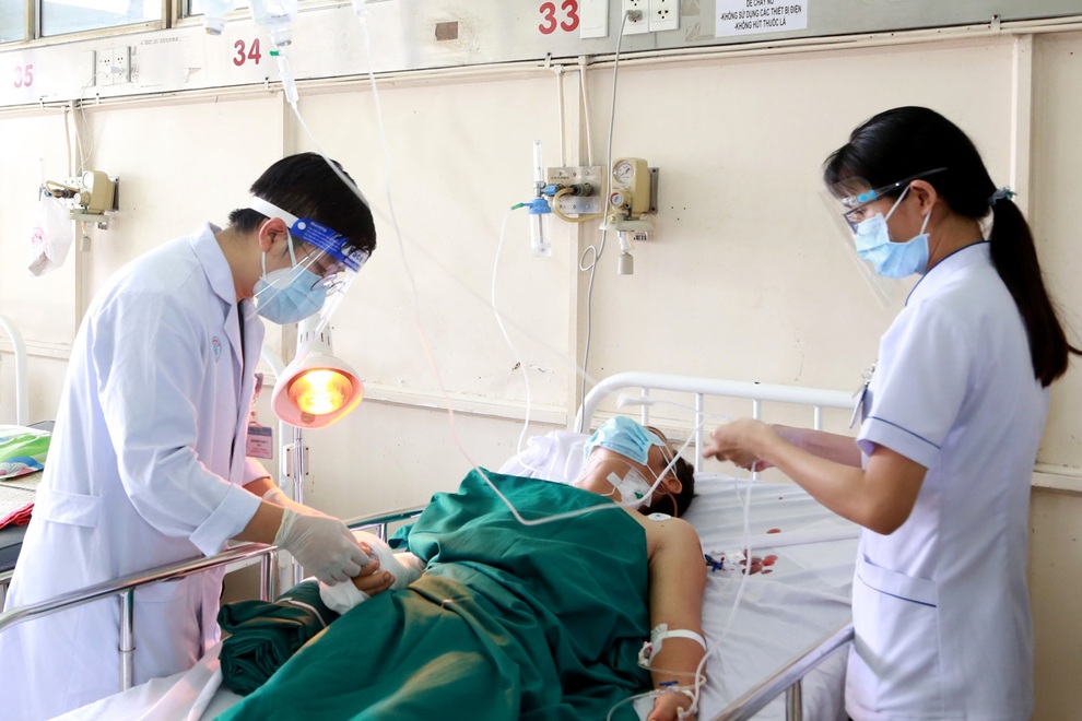 TPHCM: Nối thành công bàn tay người đàn ông bị lái xe chở F0 chém đứt lìa - 1 TPHCM: Nối thành công bàn tay người đàn ông bị lái xe chở F0 chém đứt lìa - 1