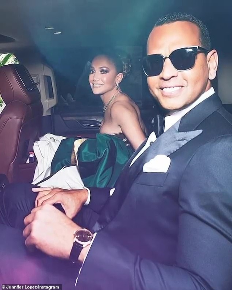 Jennifer Lopez tình tứ hôn bồ trẻ khi đi chơi golf - 8 Jennifer Lopez tình tứ hôn bồ trẻ khi đi chơi golf - 8