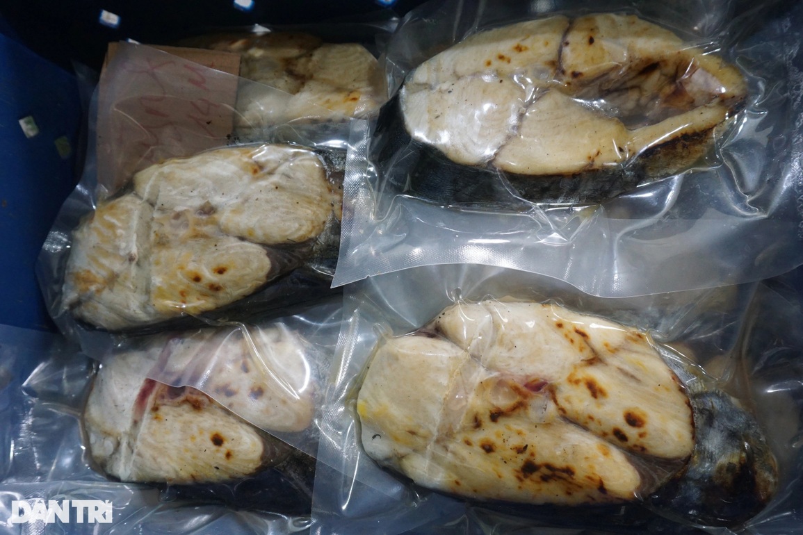 Nhu cầu gấp đôi, thợ toát mồ hôi nướng cá trong giá rét phục vụ khách Tết - 9