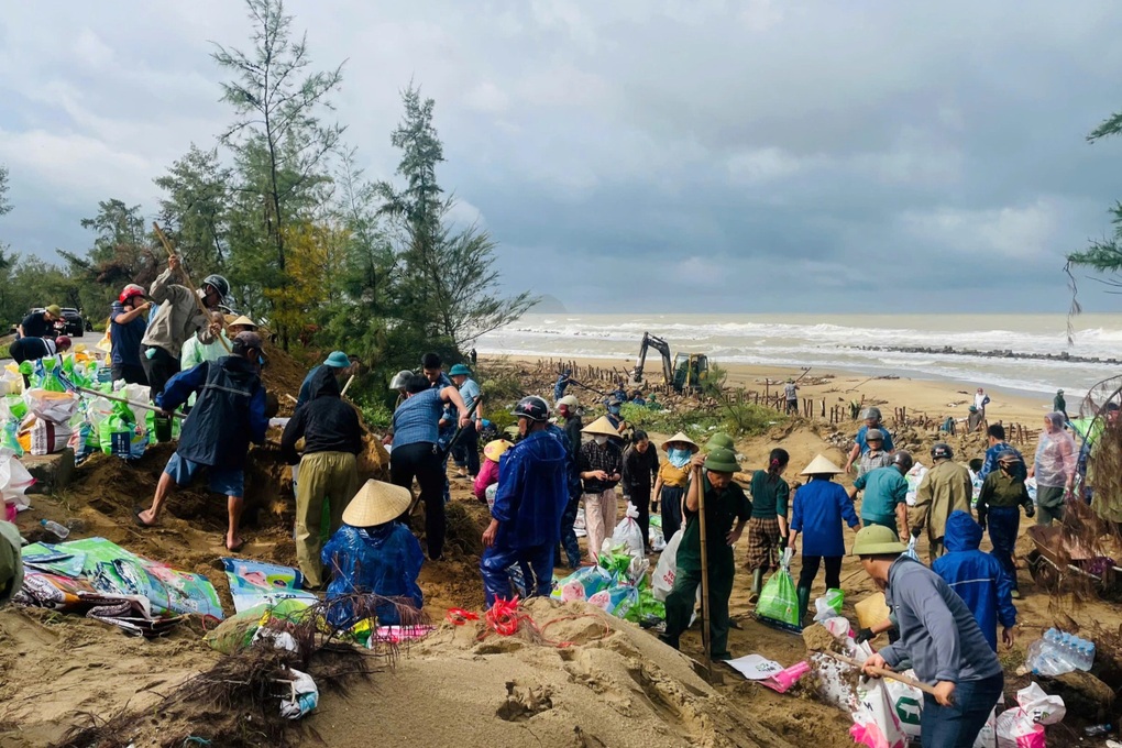 Hơn 200 người vá đê, hàng nghìn bộ đội sẵn sàng giúp dân chống bão Bualoi - 1