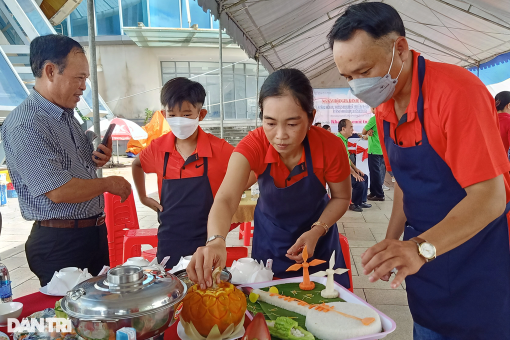 Gia đình miền Tây tụ hội cùng trổ tài nấu ăn, diễn văn nghệ, đấu bi sắt - 2 Gia đình miền Tây tụ hội cùng trổ tài nấu ăn, diễn văn nghệ, đấu bi sắt - 2
