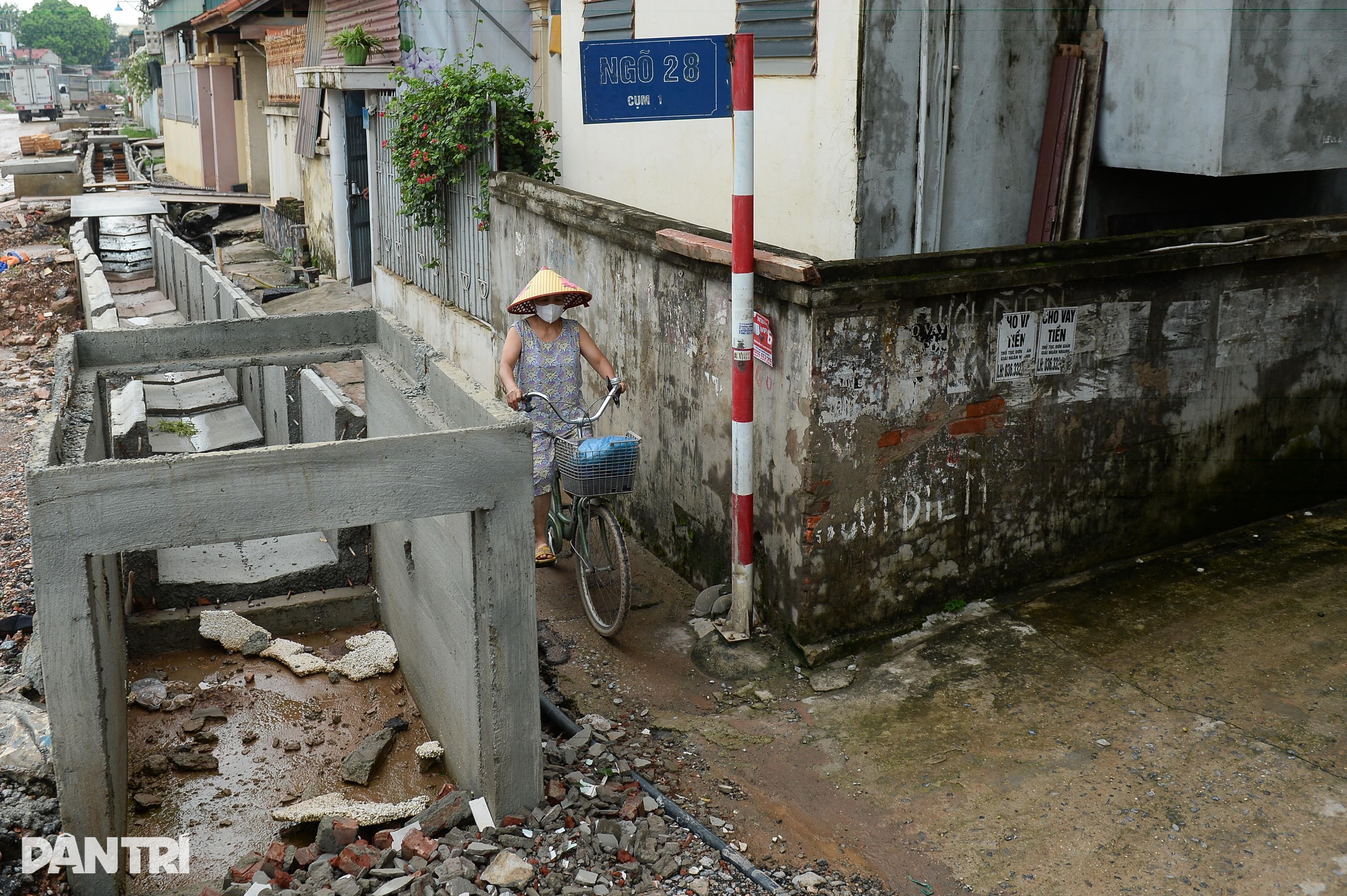 Hà Nội: Thi công đường cao hơn nền nhà dân 1m khiến nhiều gia đình khốn khổ - 8 Hà Nội: Thi công đường cao hơn nền nhà dân 1m khiến nhiều gia đình khốn khổ - 8