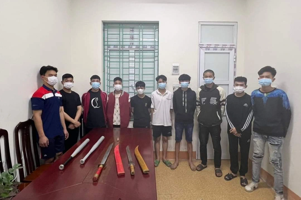 Bắt giữ nhóm AE nhà báo Yên Thủy mang kiếm, roi điện đi tìm đối thủ - 2 Bắt giữ nhóm AE nhà báo Yên Thủy mang kiếm, roi điện đi tìm đối thủ - 2