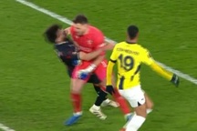 Cầu thủ bị đồng đội "hạ knock-out" ghê rợn trong ngày HLV Mourinho thảm bại