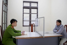 Xin bỏ qua vi phạm không thành, nam thanh niên châm lửa đốt luôn xe