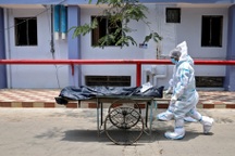 Nhiều thi thể "cháy dở" trôi dạt trên sông Hằng ở Ấn Độ