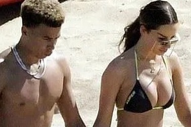 Mê mẩn vóc dáng bốc lửa của bạn gái tiền vệ Dele Alli