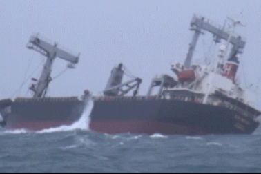 Cứu sống 18 thuyền viên, tàu vận tải nghìn tấn mất tích trên biển