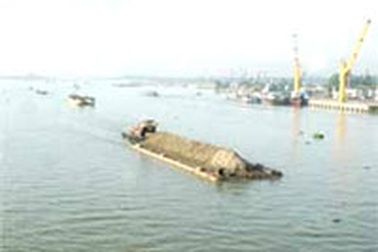 Chìm tàu, 125 tấn rỉ mật tràn ra sông Đồng Nai 