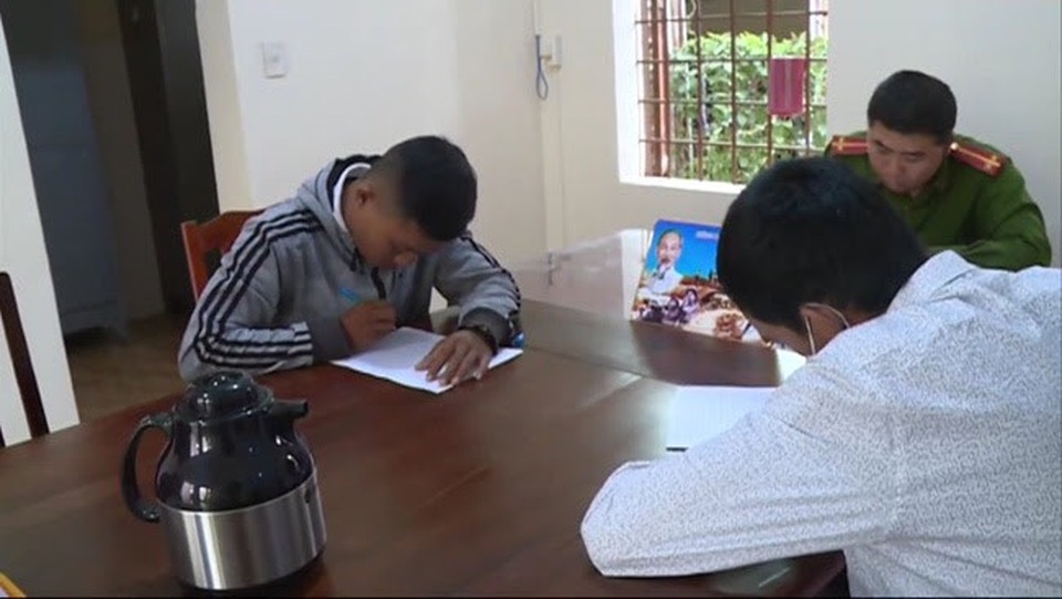 Công an triệu tập nhóm “phượt thủ” ném đá xối xả vào xe khách - 1 Công an triệu tập nhóm “phượt thủ” ném đá xối xả vào xe khách - 1