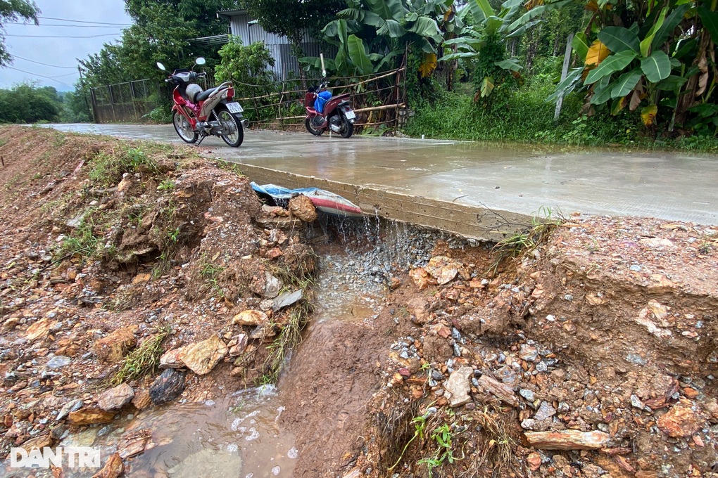Đường Gia Long Lục Lộ ở Huế chưa thi công xong đã bị cuốn trôi - 1 Đường Gia Long Lục Lộ ở Huế chưa thi công xong đã bị cuốn trôi - 1