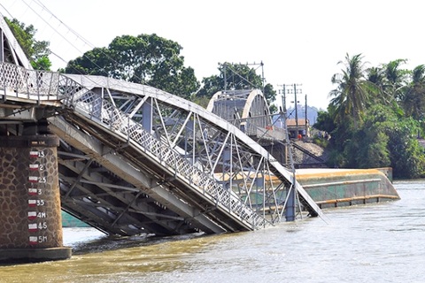 Khởi tố vụ sà lan tông sập cầu Ghềnh