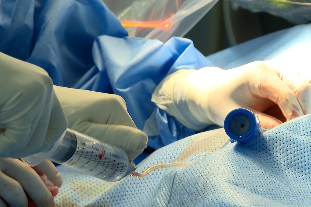 ឧបករណ៍តូចទំហំប៉ុនកន្សោមជួយស្ត្រីអាយុ ៨៣ ឆ្នាំរួចផុតពីការស្លាប់ភ្លាមៗ - ២ Thiết bị nhỏ bằng viên thuốc con nhộng giúp cụ bà 83 tuổi thoát đột tử - 2