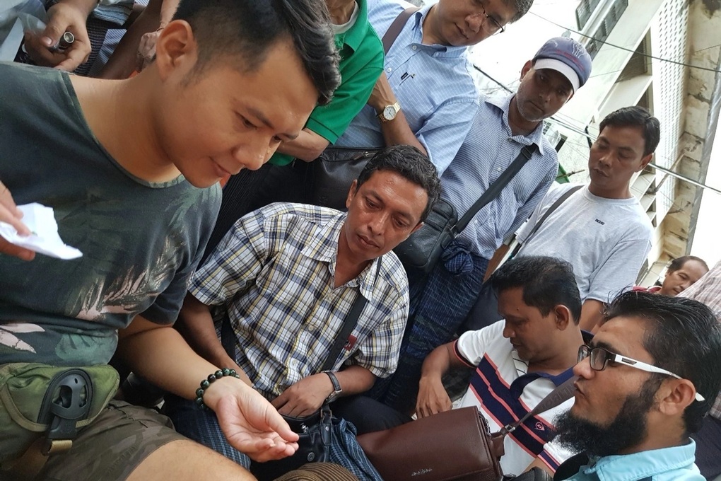 Thợ mài ngọc mỗi ngày đều xé túi mù, lỡ tay là bay ngay... bạc tỷ - 5 Thợ mài ngọc mỗi ngày đều xé túi mù, lỡ tay là bay ngay... bạc tỷ - 5