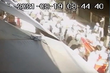 Vụ hàng trăm người đi đưa tang giữa dịch ở Hà Nội: Đình chỉ chủ tịch xã