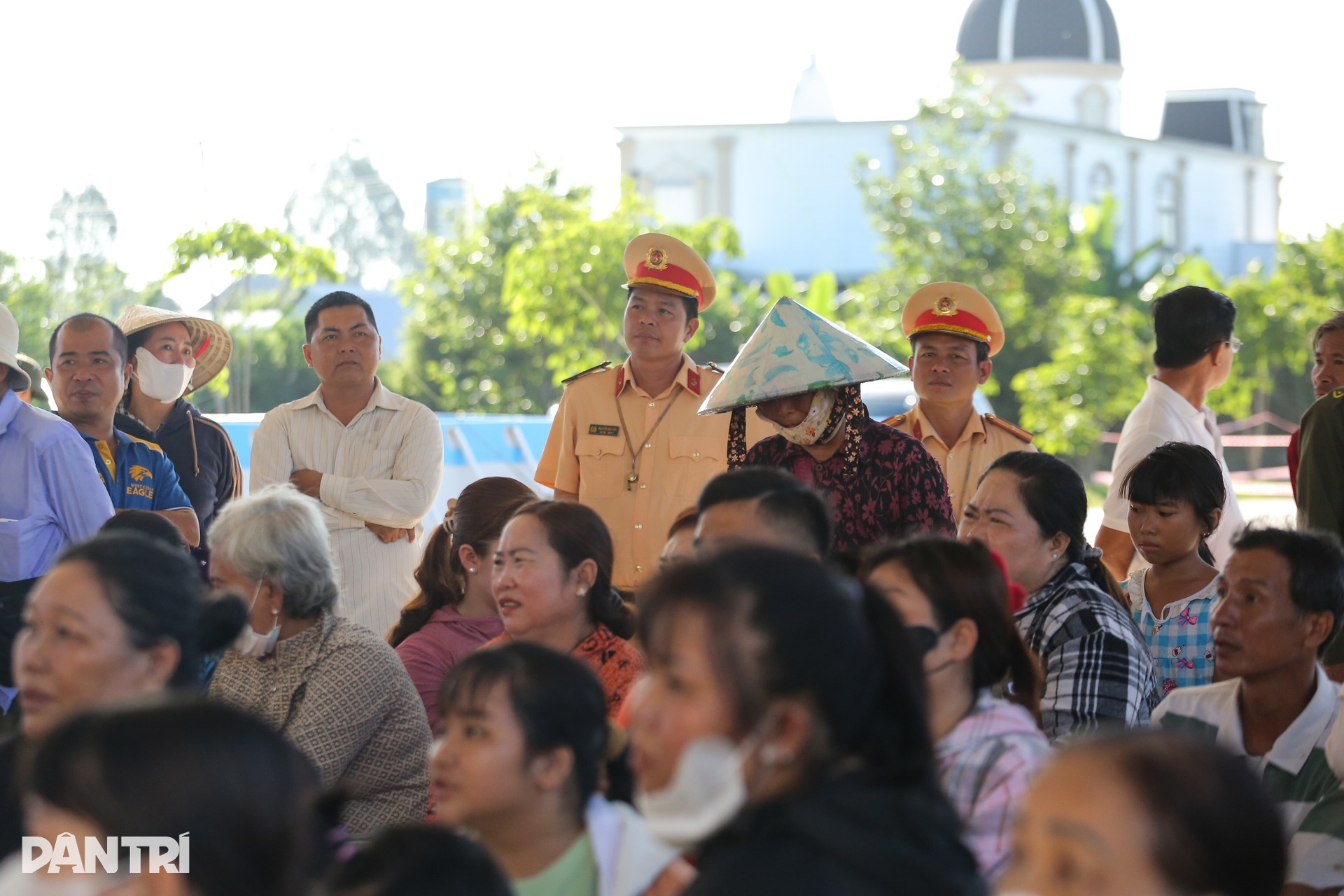 Hàng trăm người theo dõi phiên tòa xử vụ thảm án 3 người chết ở Tây Ninh - 5