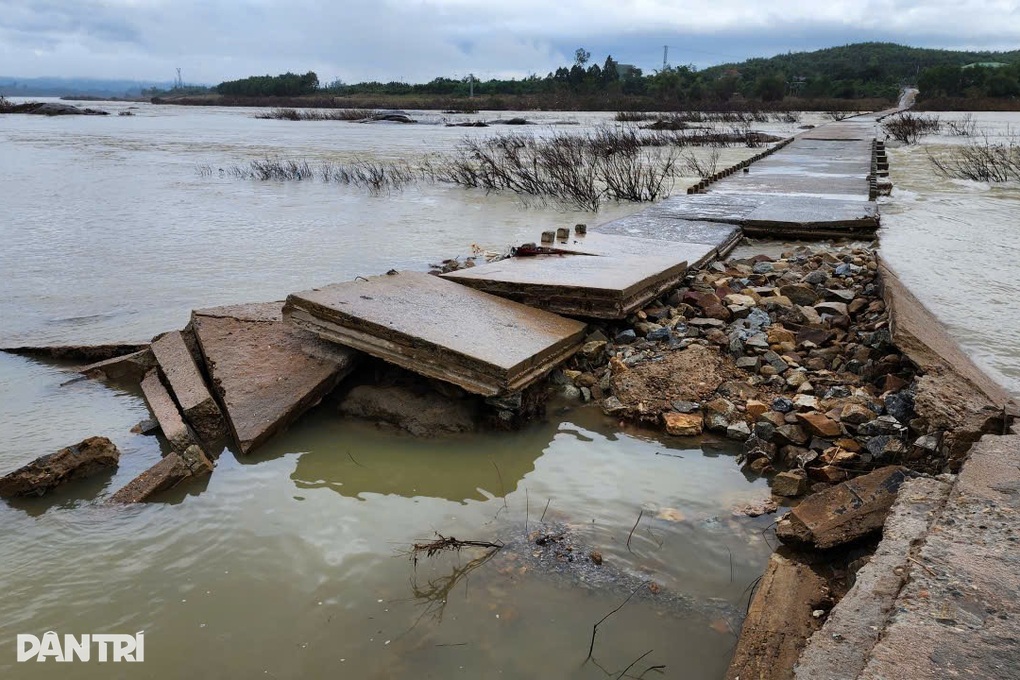 Lũ cuốn trôi cầu, tuyến giao thông huyết mạch bị chia cắt gần một tháng - 3 Lũ cuốn trôi cầu, tuyến giao thông huyết mạch bị chia cắt gần một tháng - 3